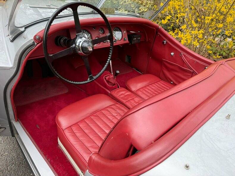 Image 7/50 of Jaguar XK 120 OTS (1953)