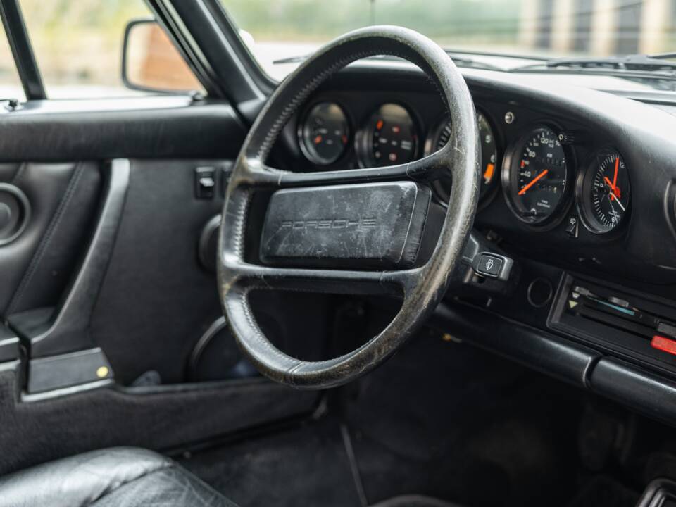 Afbeelding 28/45 van Porsche 911 Carrera 3.2 (WTL) (1988)