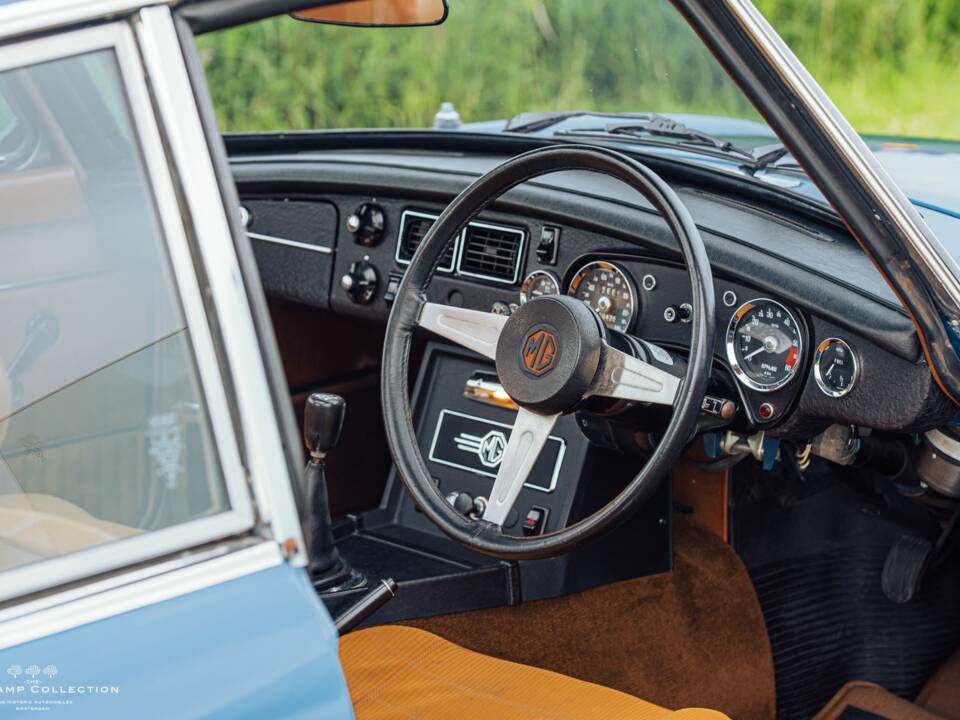 Image 11/40 of MG MGB GT V8 (1973)