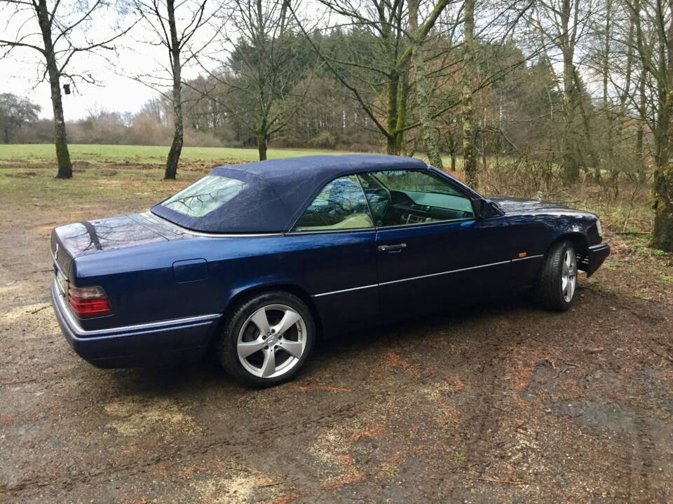 Image 4/22 of Mercedes-Benz E 220 (1996)