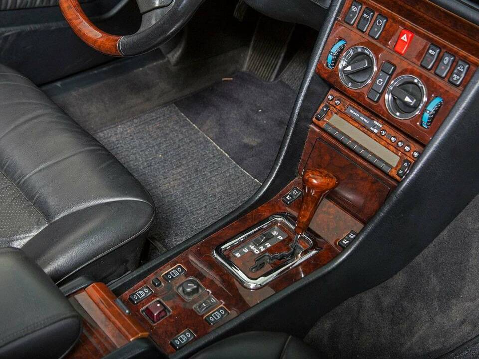 Bild 24/31 von Mercedes-Benz E 320 (1993)