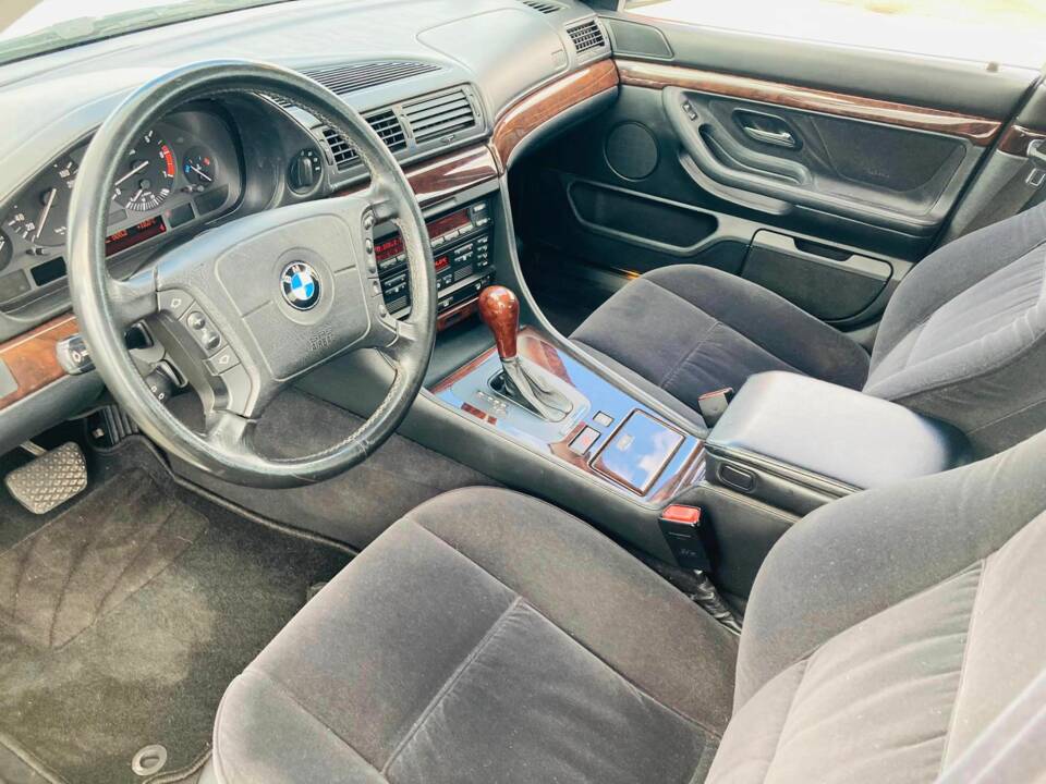 Bild 8/11 von BMW 750i (1997)