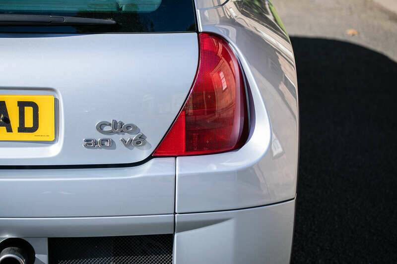 Image 18/40 of Renault Clio II V6 (2002)