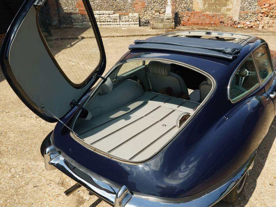 Image 34/35 de Jaguar E-Type (1968)
