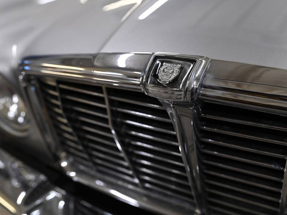 Image 8/26 of Jaguar XJ 6 C 4.2 (1976)