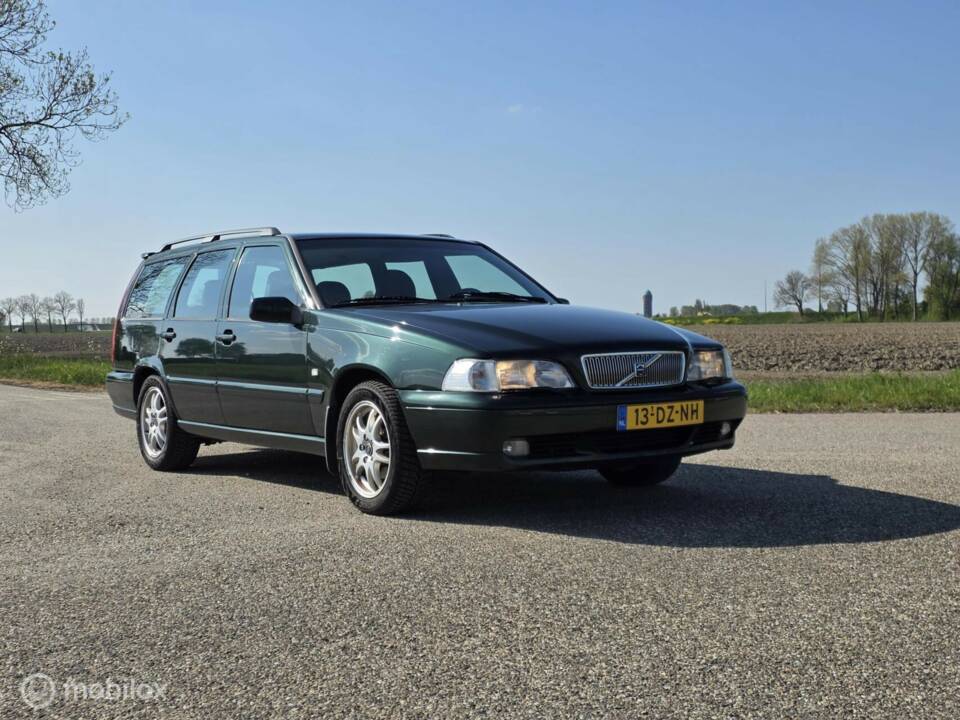 Image 14/37 of Volvo V 70 2.4 (2000)