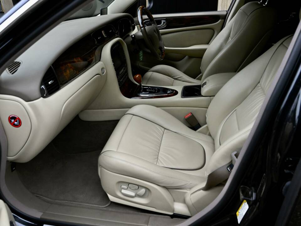 Image 35/50 of Jaguar XJ 8 4.2 (2006)