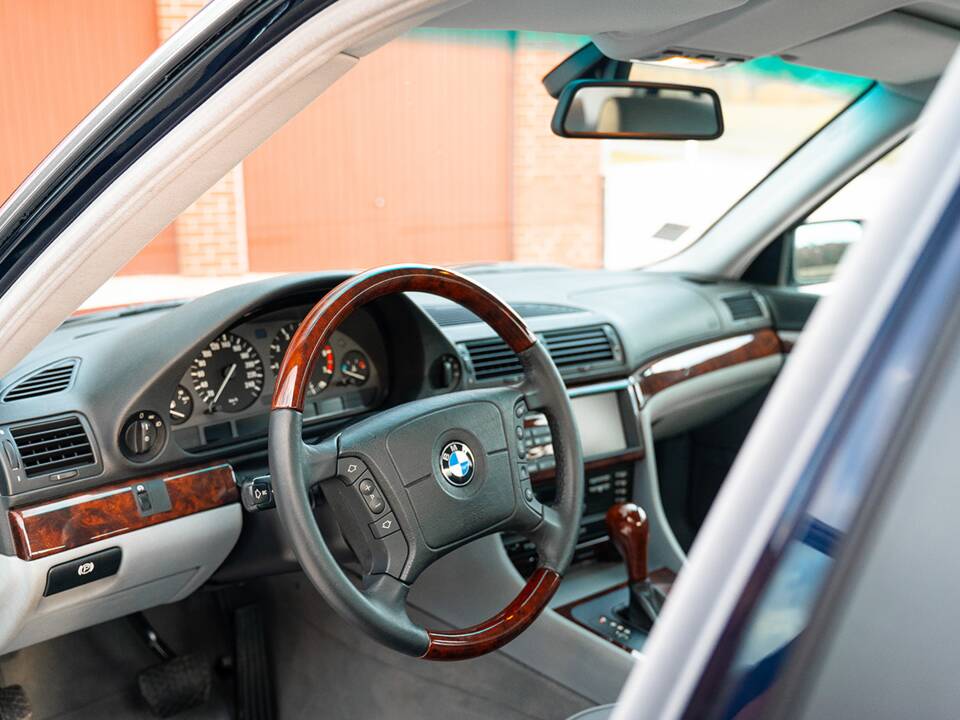 Image 21/55 of BMW 740i (1997)