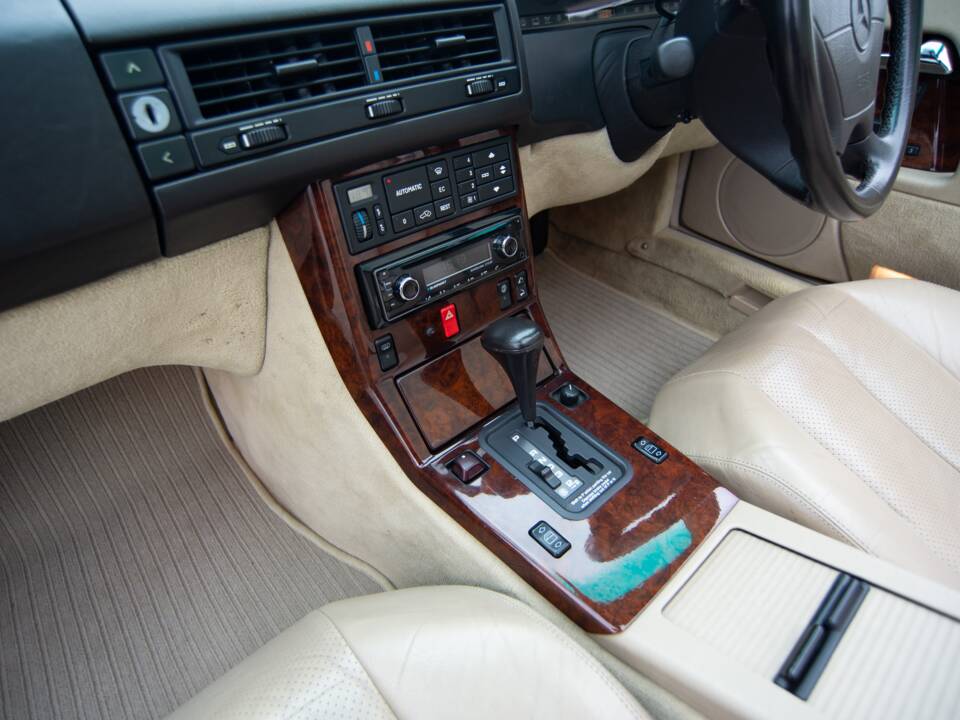 Image 17/28 of Mercedes-Benz 500 SL (1992)