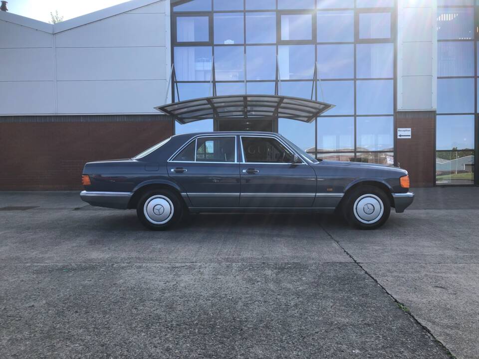 Image 4/13 of Mercedes-Benz 300 SE (1988)