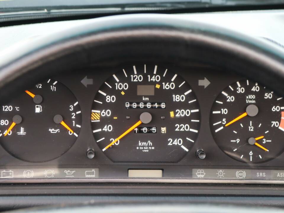 Image 10/50 of Mercedes-Benz E 220 (1994)