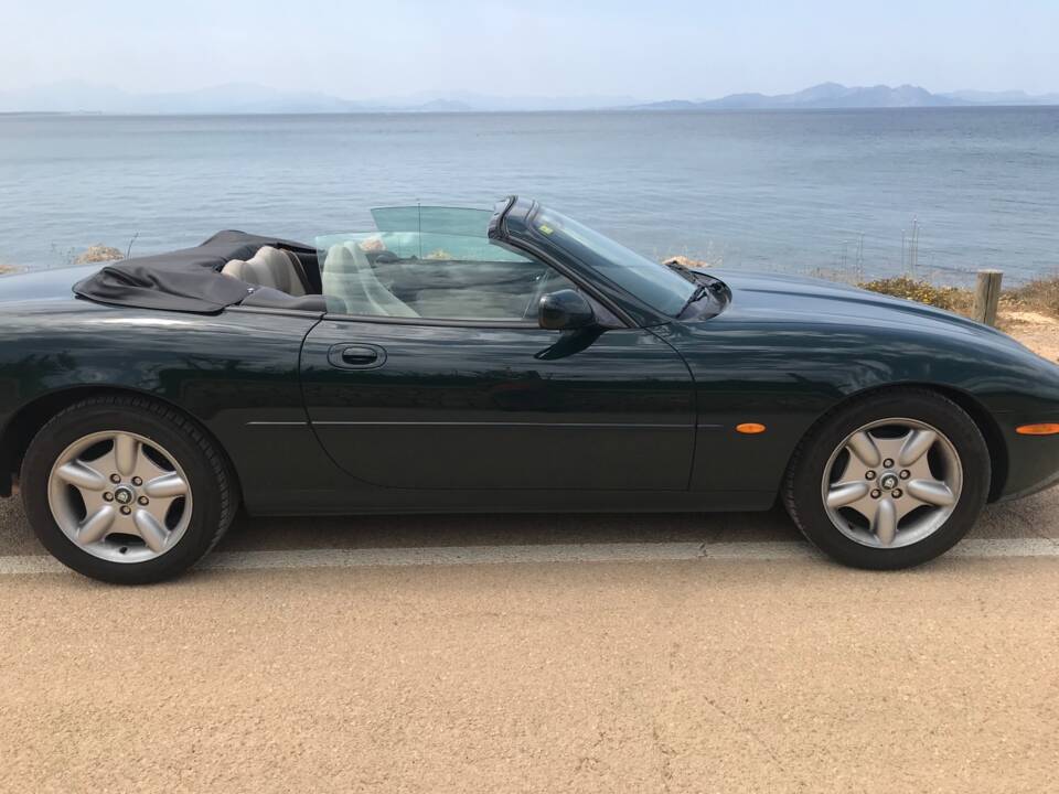 Image 11/22 of Jaguar XK8 4.0 (1996)