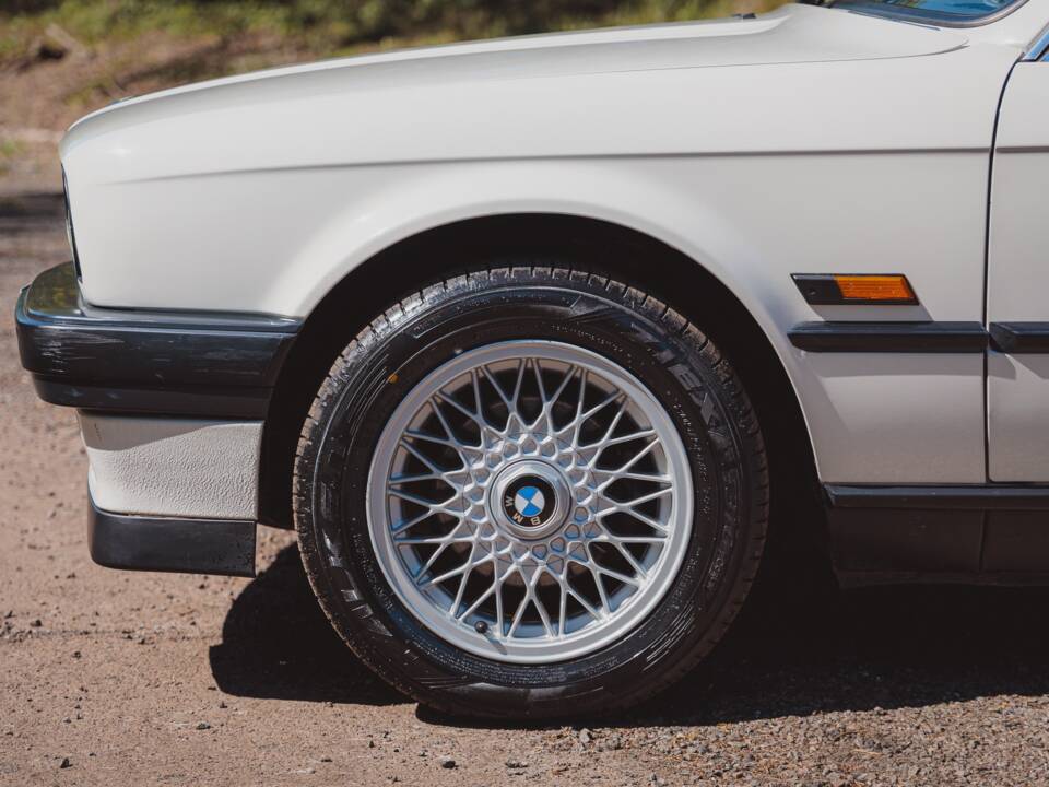 Bild 12/36 von BMW 318i (1991)
