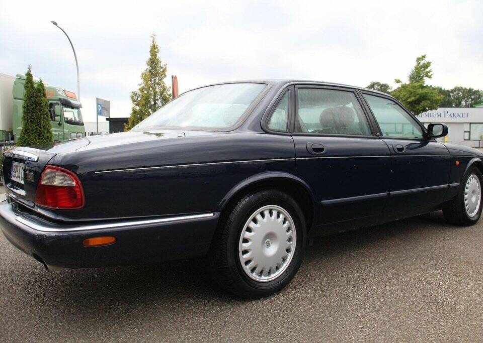 Bild 6/8 von Jaguar XJ 8 Executive (1997)