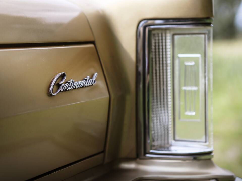 Bild 9/10 von Lincoln Continental Diamond Jubilee Gold Edition (1978)