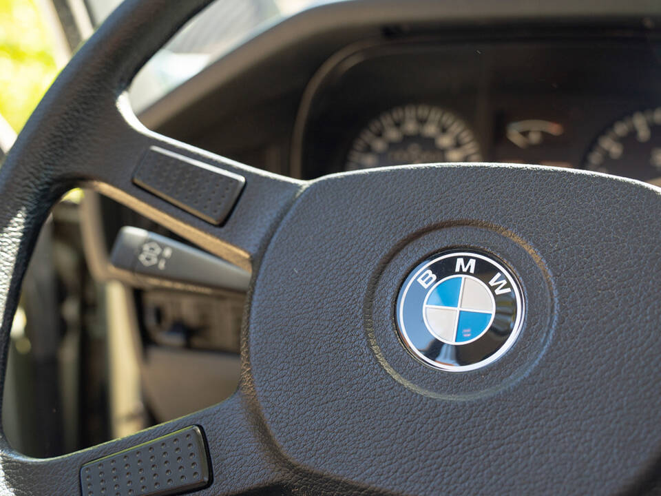 Image 49/63 of BMW 528i (1984)