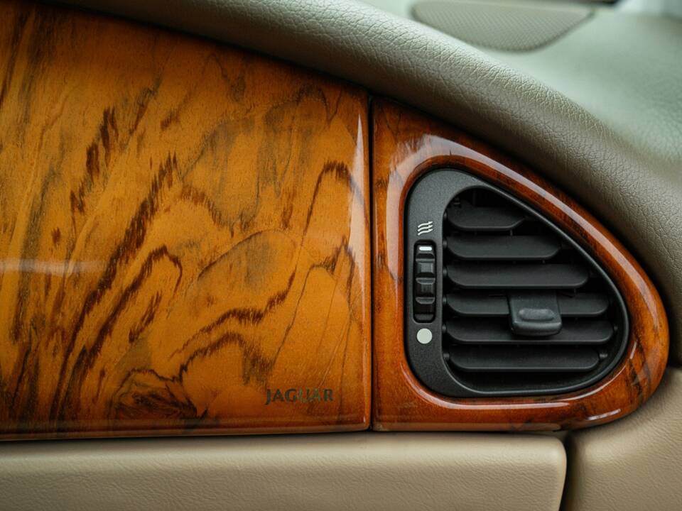 Image 39/50 of Jaguar XK8 4.0 (2006)