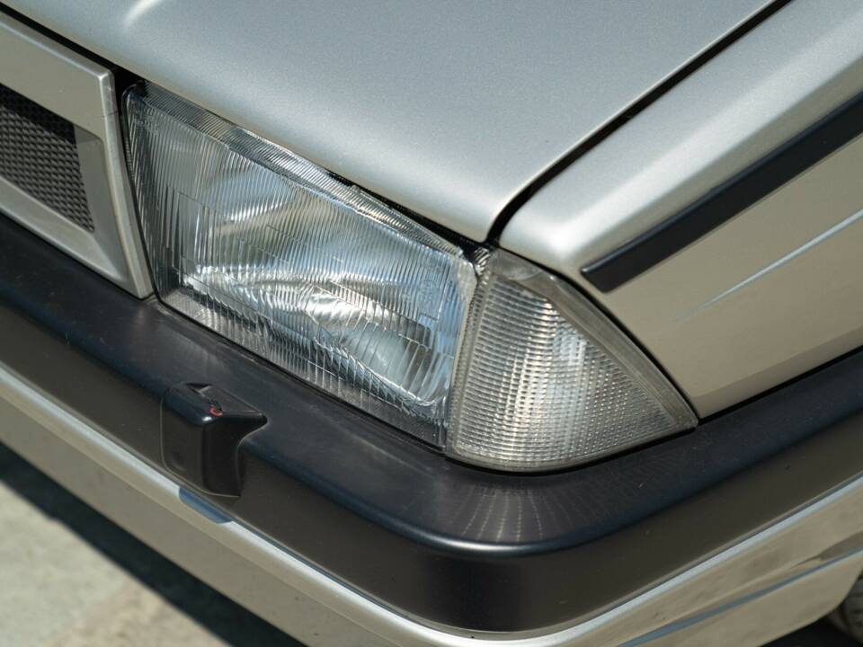 Obraz 14/50 pojazdu Alfa Romeo 75 2.0 Twin Spark (1989)