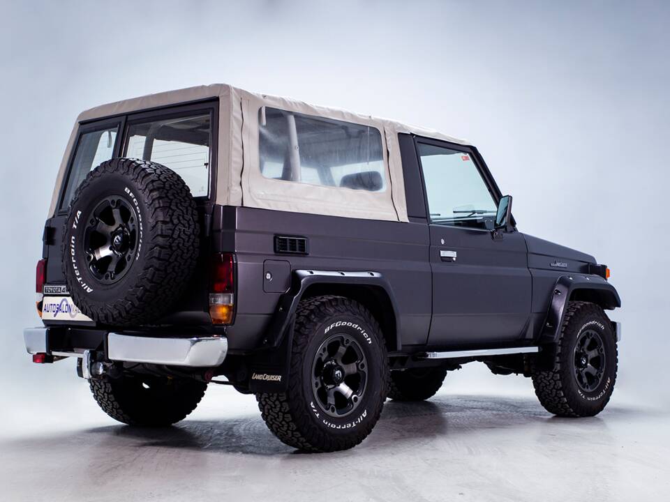 Image 13/42 of Toyota Land Cruiser FJ 62 (1985)