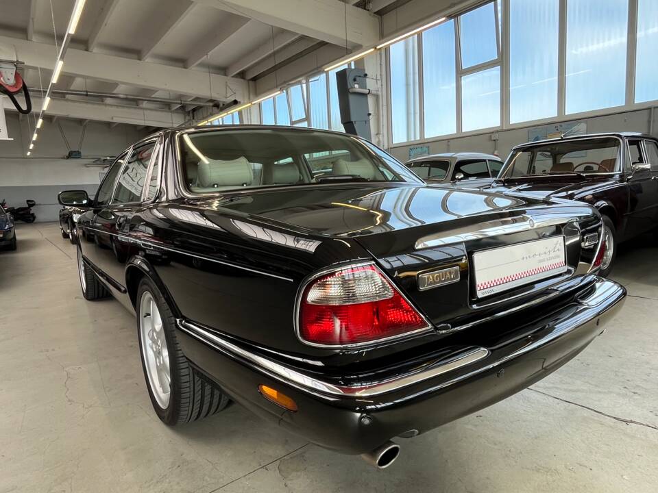 Image 33/50 of Jaguar XJ 8 Sovereign (2000)