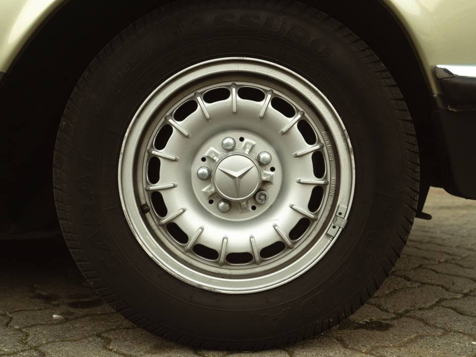 Image 16/44 of Mercedes-Benz 500 SL (1984)