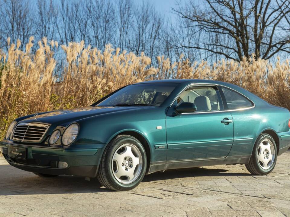 Image 14/50 of Mercedes-Benz CLK 200 (1997)