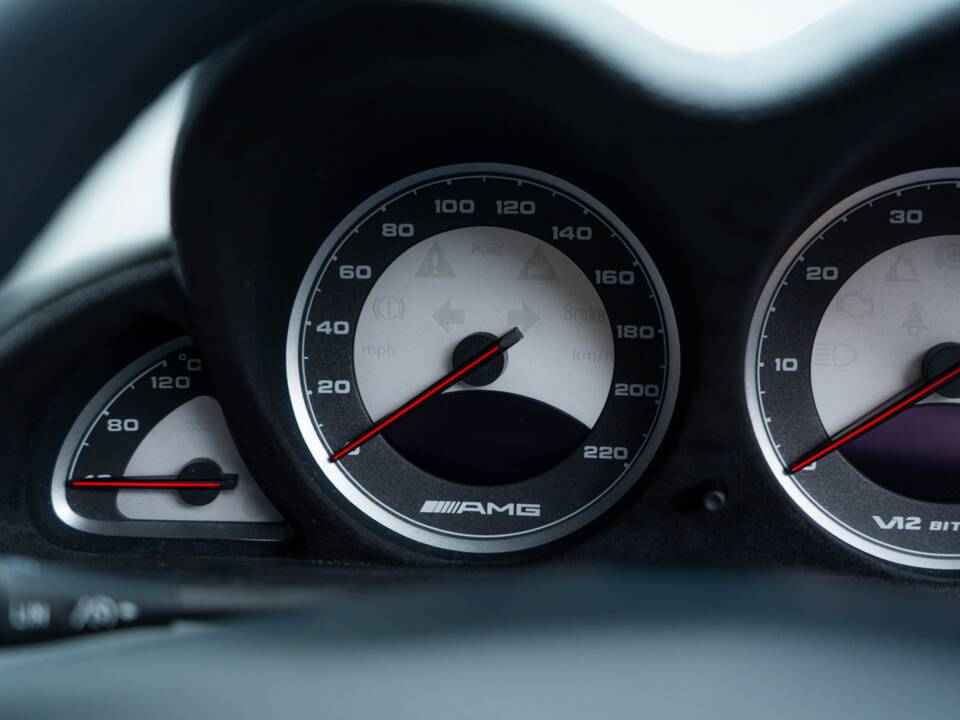 Image 32/56 de Mercedes-Benz SL 65 AMG (2004)
