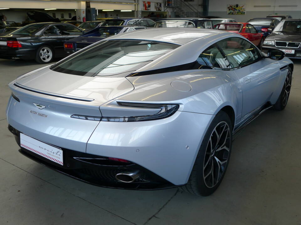 Image 25/37 of Aston Martin DB 11 V12 (2020)