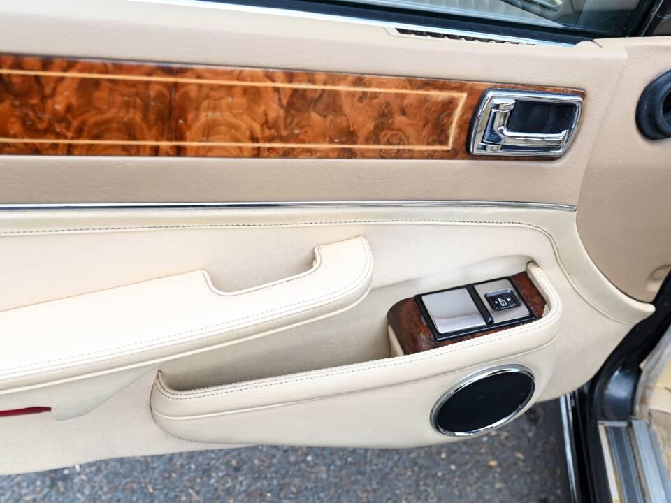 Image 21/21 of Daimler XJ 6 4.0 (1990)