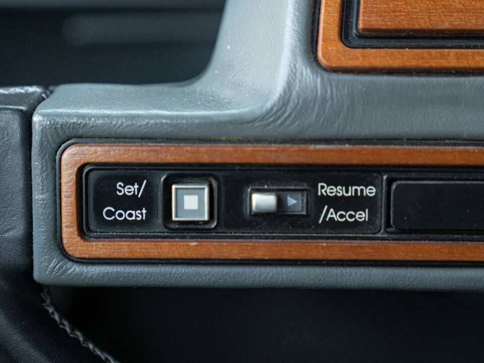 Immagine 43/50 di Cadillac Seville (1988)