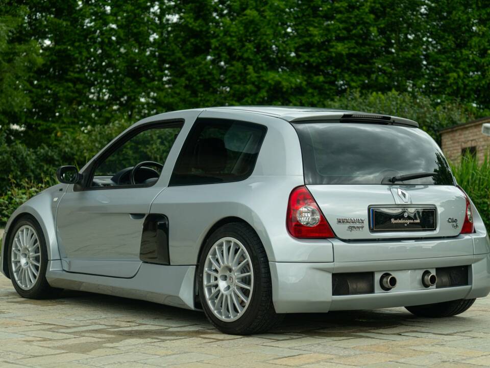 Image 7/50 of Renault Clio II V6 (2002)