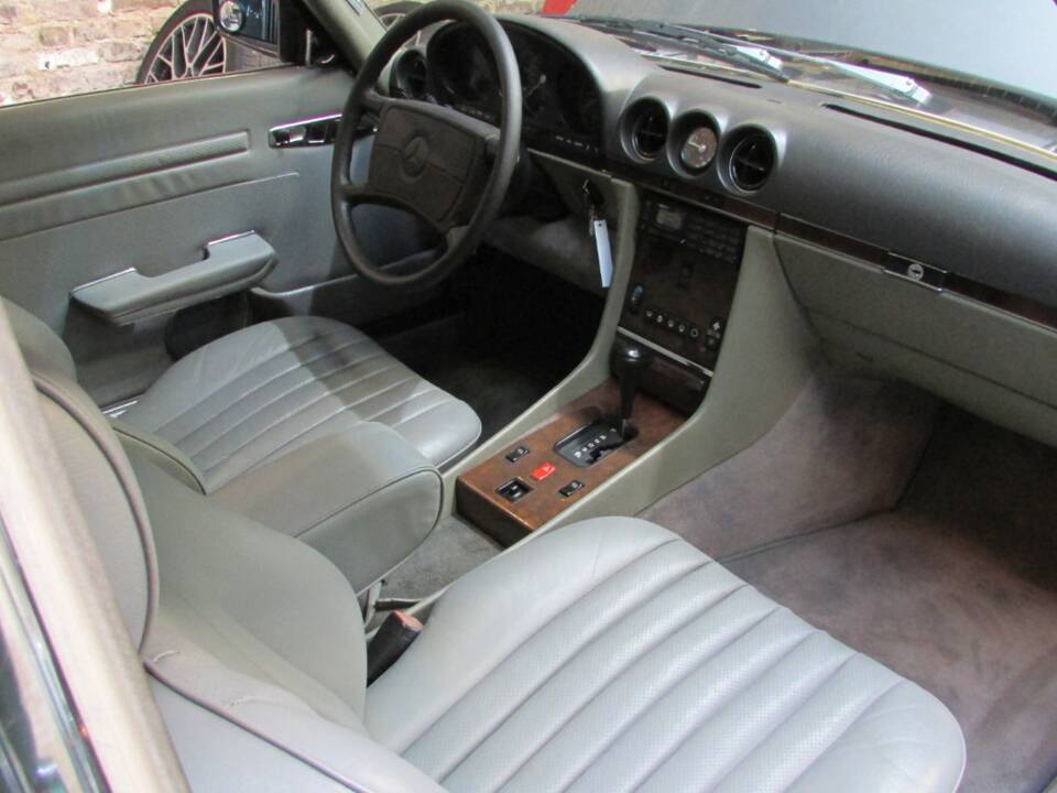 Afbeelding 16/17 van Mercedes-Benz 560 SL (1987)
