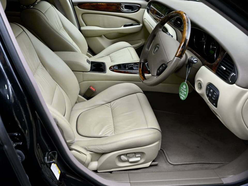Image 24/50 of Jaguar XJ 8 4.2 (2006)