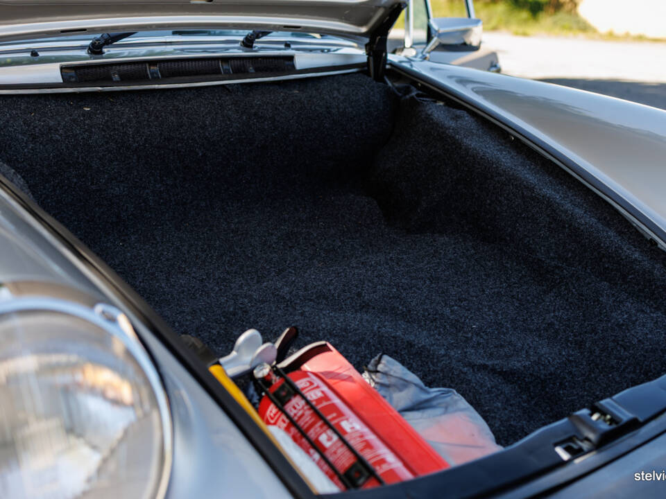 Image 38/42 de Porsche 911 2.7 (1974)