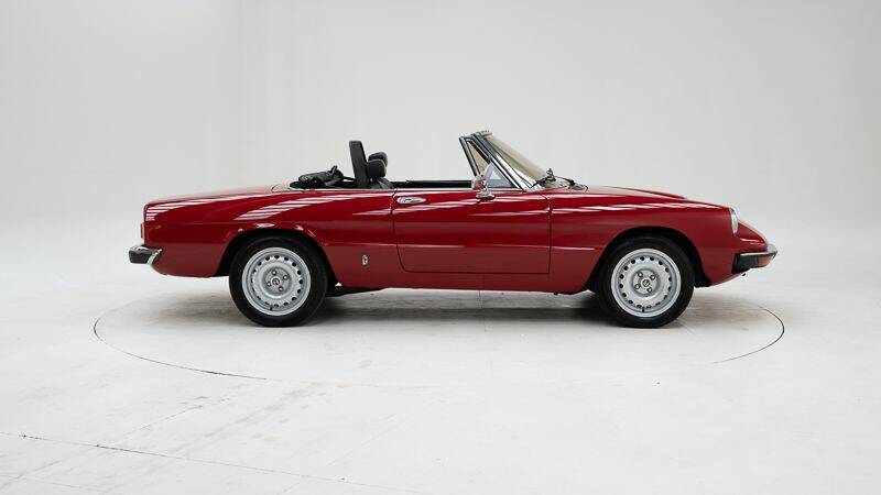 Image 6/15 of Alfa Romeo 2000 Spider Veloce (1981)