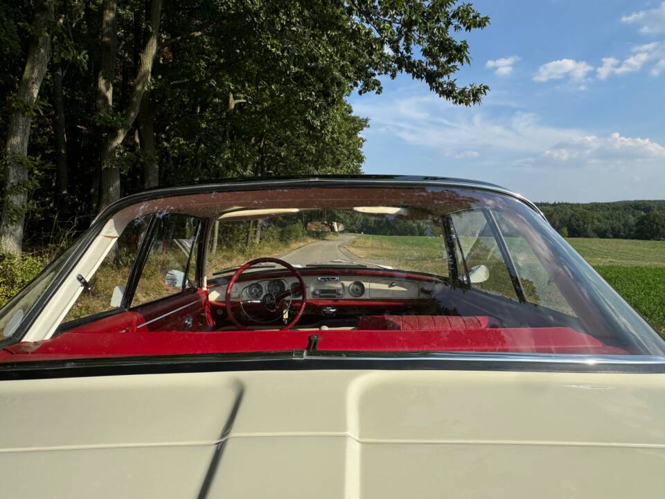 Image 30/45 of Volkswagen Karmann Ghia 1600 L (1966)
