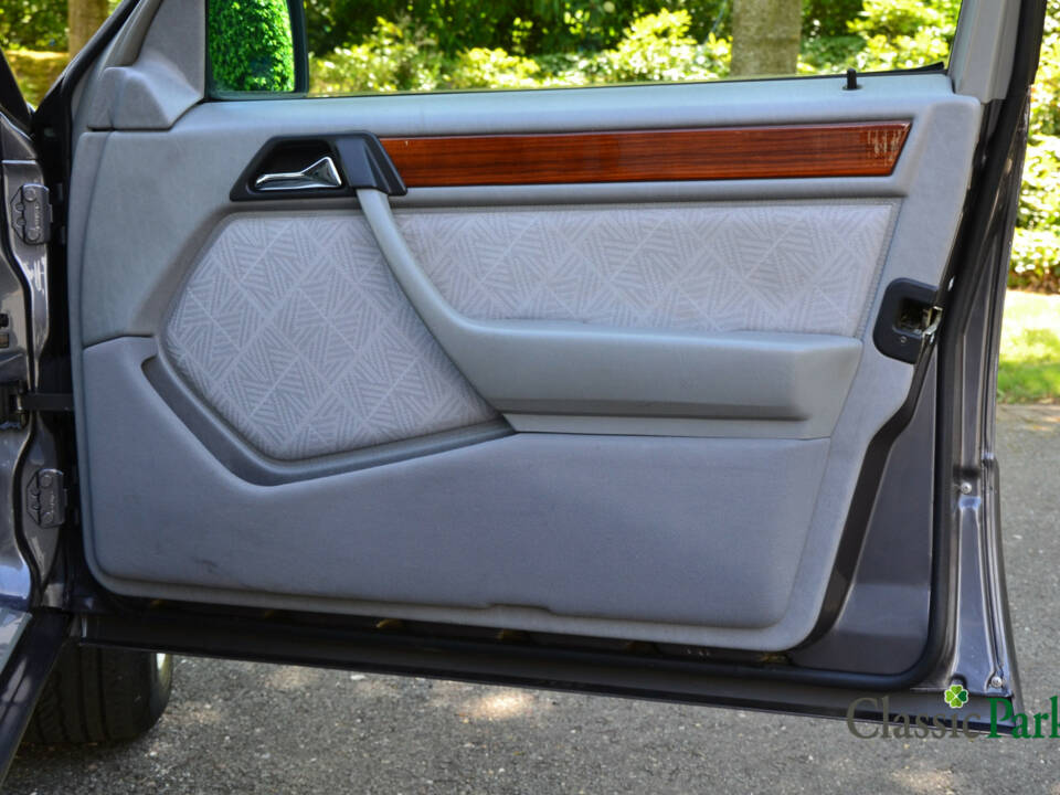 Bild 19/44 von Mercedes-Benz E 280 T (1994)