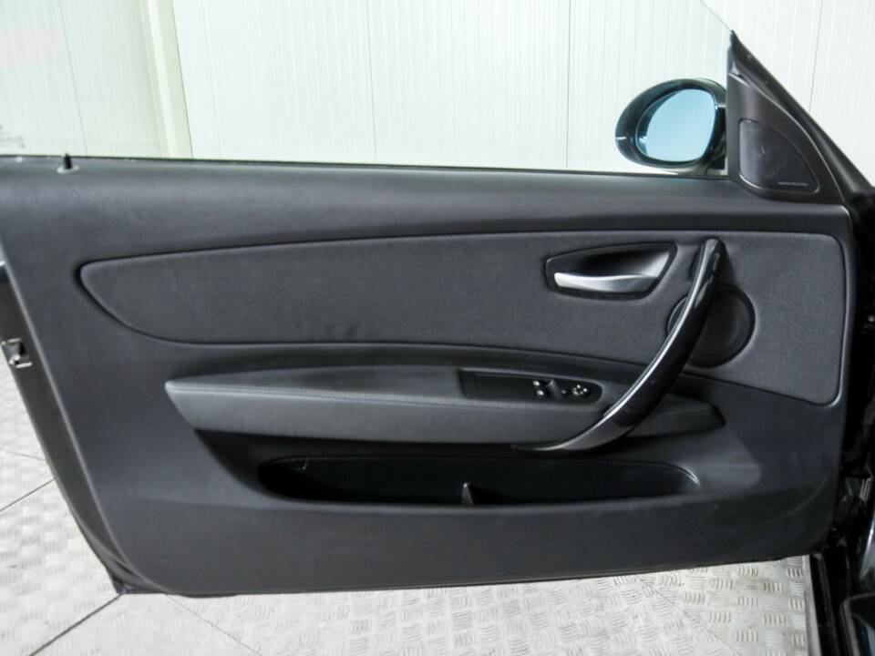 Image 34/50 of BMW 125i (2008)