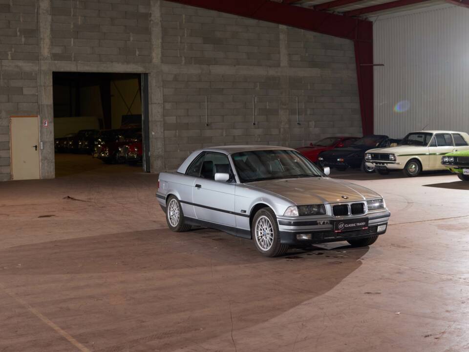 Immagine 16/27 di BMW 328i (1995)