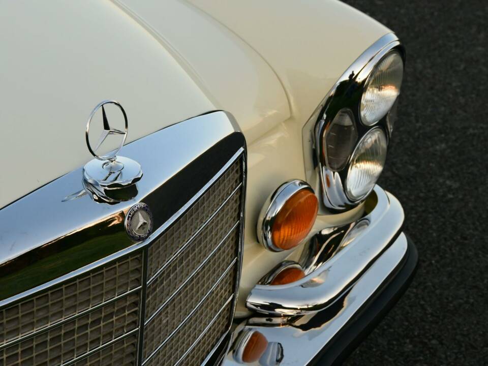 Image 18/50 of Mercedes-Benz 280 SE 3,5 (1971)