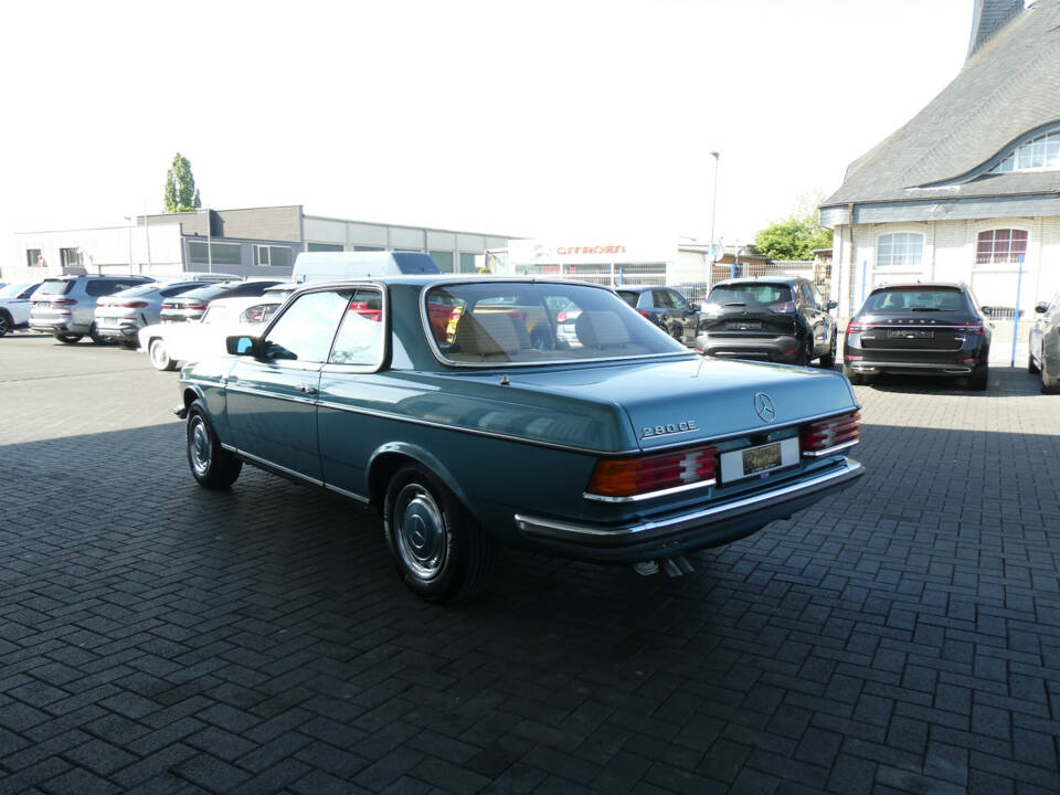 Image 6/20 de Mercedes-Benz 280 CE (1981)