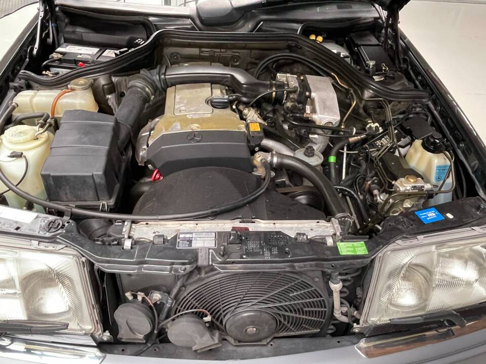 Immagine 15/22 di Mercedes-Benz E 200 (1995)