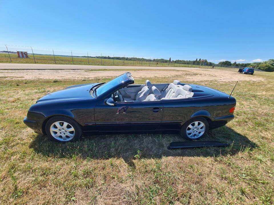 Bild 3/17 von Mercedes-Benz CLK 200 Kompressor (2000)