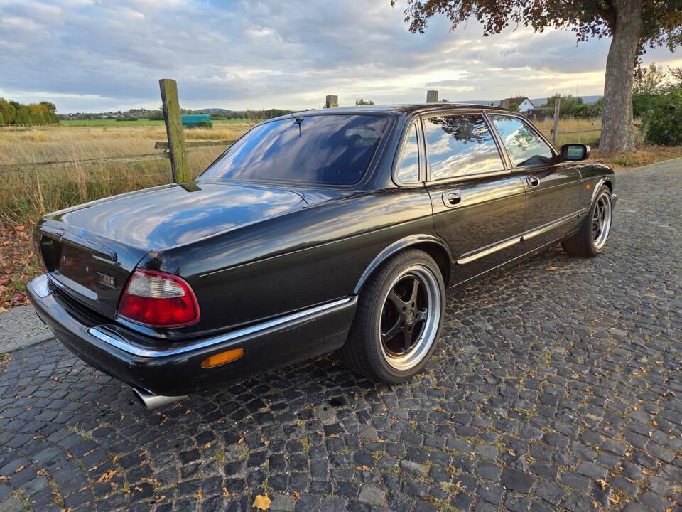 Image 6/15 de Jaguar XJR 4.0 (2000)