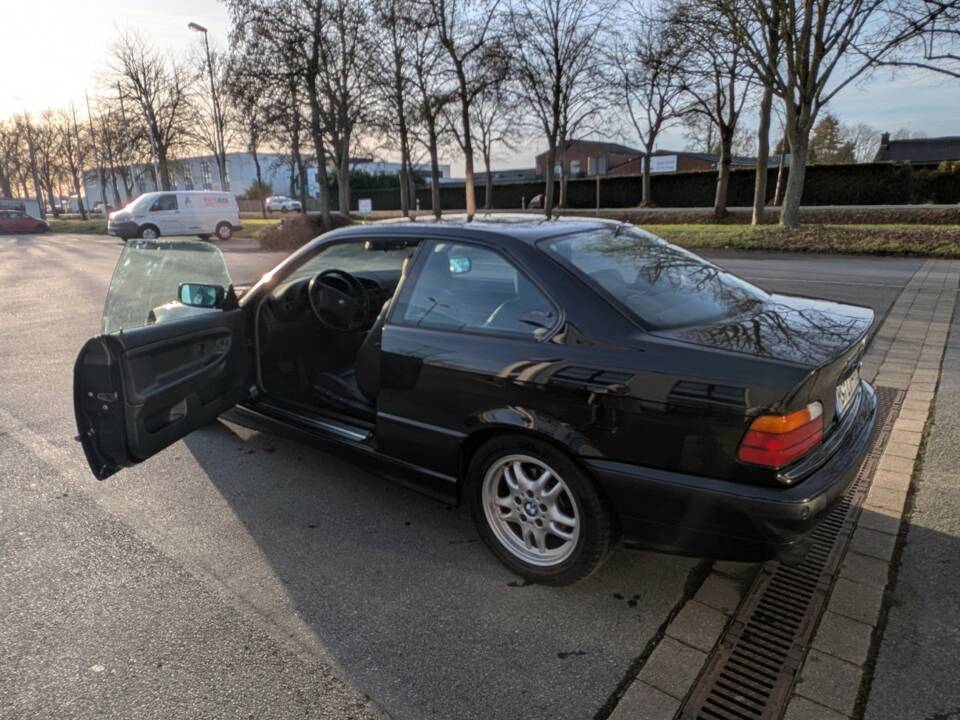 Immagine 5/72 di BMW 328i (1996)