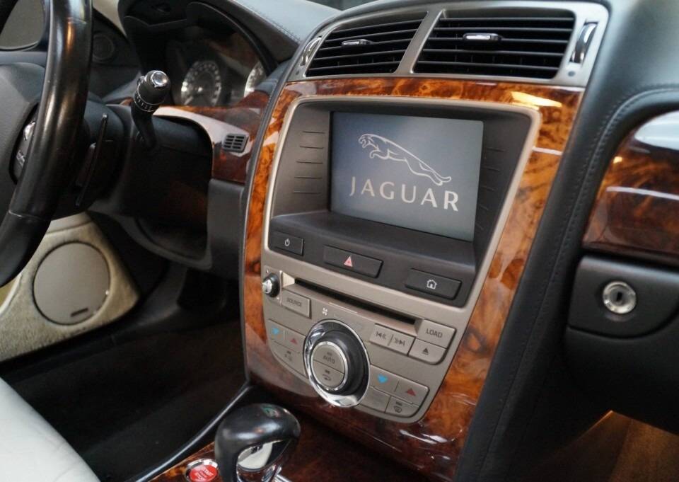 Immagine 40/65 di Jaguar XKR (2009)