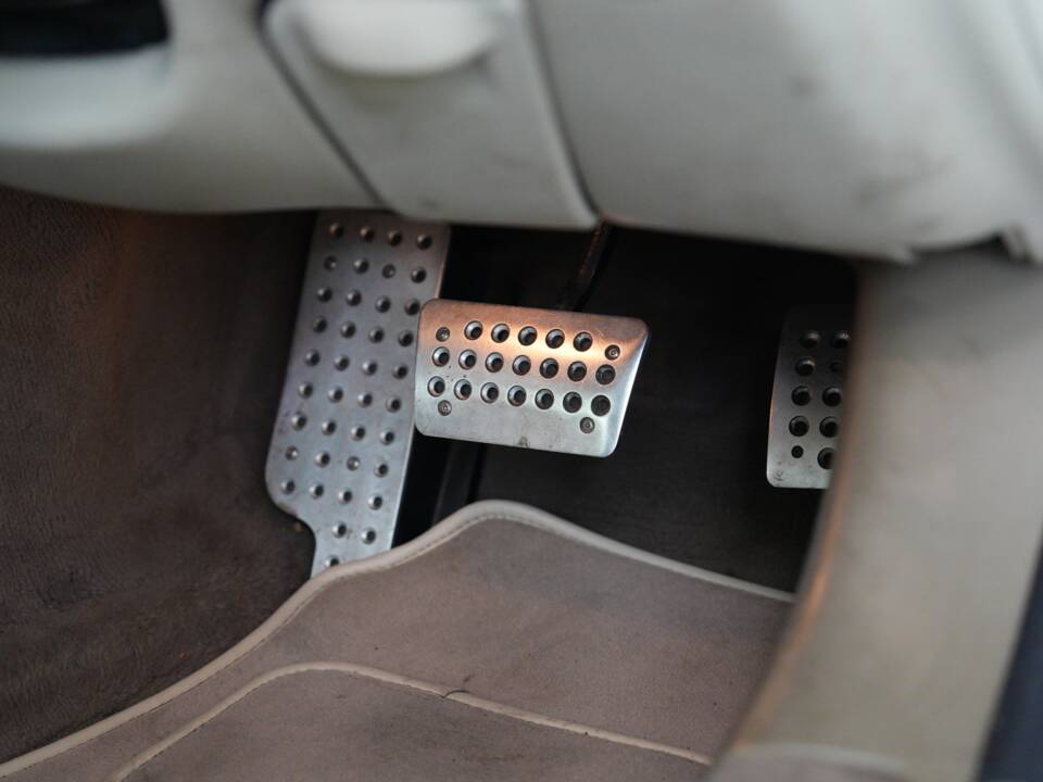 Image 43/50 of Jaguar XKR (1998)