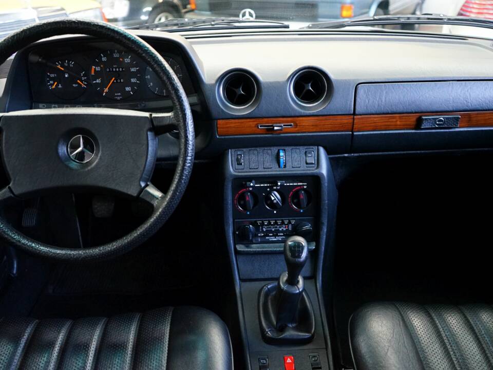 Image 22/33 of Mercedes-Benz 300 D (1984)