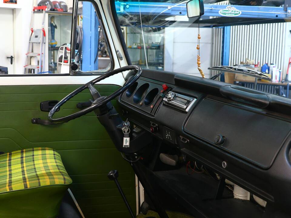 Bild 18/38 von Volkswagen T2b Camper (1974)