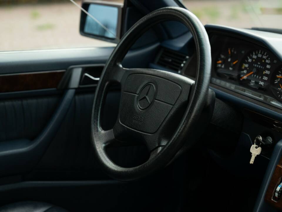 Bild 67/79 von Mercedes-Benz 200 CE (1993)